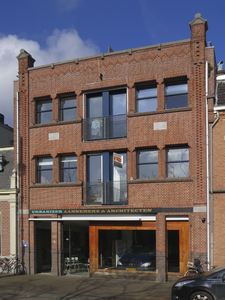 906848 Gezicht op de voorgevel van het pand Wittevrouwensingel 99 (Urbanizer-Aannemers & Architecten) te Utrecht.